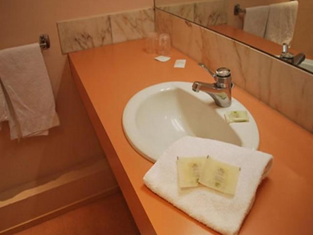 Logis Hotel & Restaurant - Le Normandie Caudebec-en-Caux Quarto foto